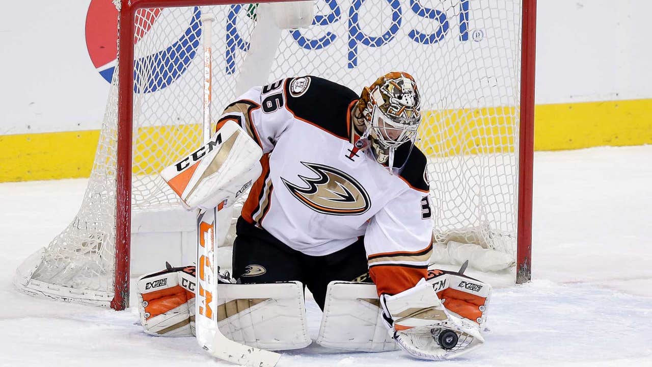Gibson solid again as Ducks beat Avalanche 2-1